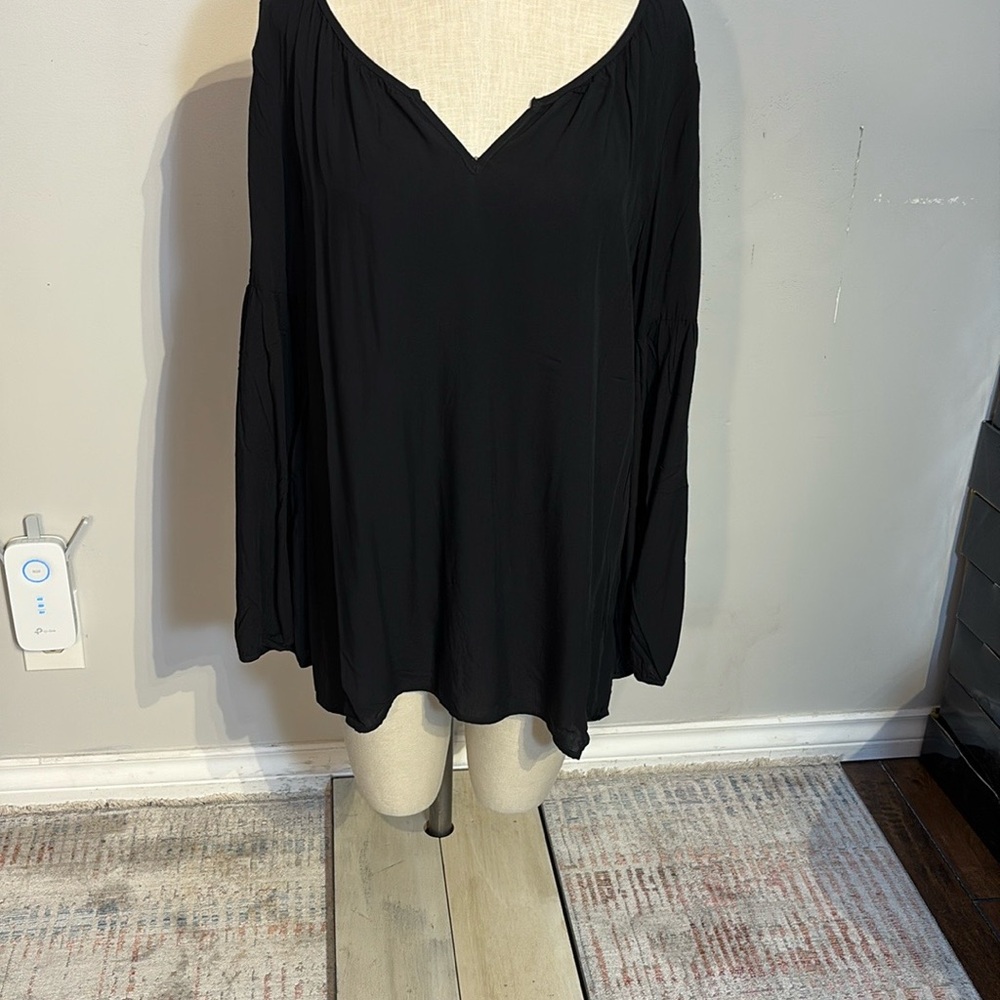 Jackson Rowe Dunes top in Black NWT size L